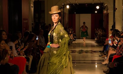 Una modelo desfila con un traje de chola paceña en la Uptown Fashion Week, en Nueva York.