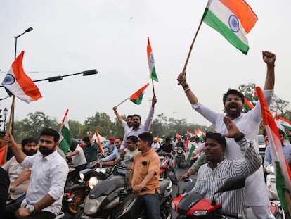 Simpatizantes del partido gobernante en la India, el BJP, celebran el alunizaje de la nave espacial, este miércoles cerca de la Puerta de la India, en Nueva Delhi.