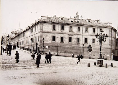 Antiguas caballerizas del Palacio Real (se observa tras el edificio), que fueron derruidas durante la República para construir en ese terreno los Jardines de Sabatini.