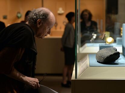 Un hombre observa inscripciones babilónicas en una exposición itinerante de los fondos del British Museum a su paso por Nueva York.