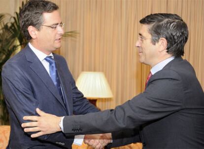 El <b><i>lehendakari,</b></i> Patxi López (derecha), saluda al presidente del PP vasco, Antonio Basagoiti, al inicio de su reunión en Vitoria.