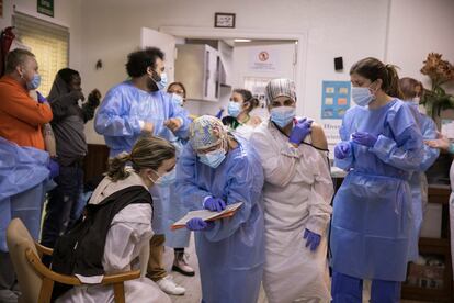 Un equipo de sanitarios vacuna a trabajadores de una residencia de Barcelona, el pasado enero.