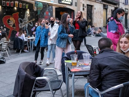 Ambiente de jóvenes en el centro de Salamanca en el primer fin de semana sin estado de alarma.