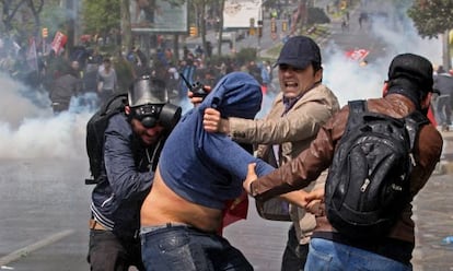 Detención de un manifestante durante los disturbios registrados este Primero de Mayo en Estambul (Turquía).