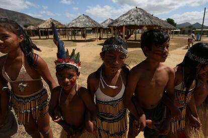 En una alocución en diciembre de 2018, Bolsonaro señaló: “Es el área más rica del mundo. Hay formas de explotarla racionalmente. Y para los indios, darles regalías e integrarlos en la sociedad”. En la imagen, niños indígenas macuxi bailan en la ceremonia para líderes indígenas de la comunidad de Maturuca en la reserva Raposa Serra do Sol (Brasil).