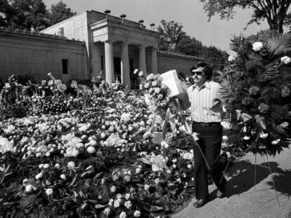 Flores frente al mausoleo de Elvis en Memphis (Tennessee)