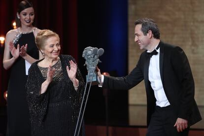 El actor y director Gustavo Salmerón (d), junto a su madre Julita, protagonista de su documental, recibe el Goya a la Mejor Película Documental por 'Muchos hijos, un mono y un castillo'.