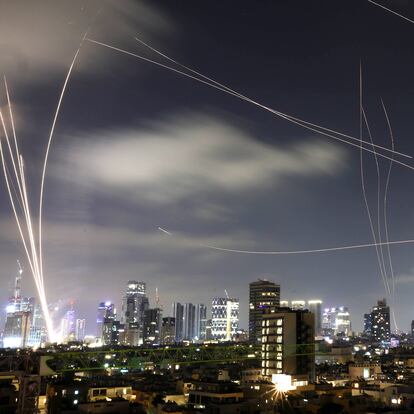 FOTODELDIA Tel Aviv (Israel), 17/06/2025.- Vista del sistema de defensa israelí la Cúpula de Hierro interceptando misiles iraníes que caen sobre Tel Aviv, Israel. Los bomberos registraron un incendio en un edificio de ocho plantas y otro en un aparcamiento que afecta a una veintena de coches en el centro de Israel tras un nuevo ataque con misiles de Irán pasada la medianoche de este miércoles, sin que por el momento se hayan reportado personas afectadas. EFE/ Abir Sultan
