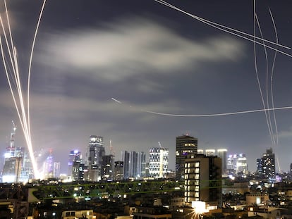 FOTODELDIA Tel Aviv (Israel), 17/06/2025.- Vista del sistema de defensa israelí la Cúpula de Hierro interceptando misiles iraníes que caen sobre Tel Aviv, Israel. Los bomberos registraron un incendio en un edificio de ocho plantas y otro en un aparcamiento que afecta a una veintena de coches en el centro de Israel tras un nuevo ataque con misiles de Irán pasada la medianoche de este miércoles, sin que por el momento se hayan reportado personas afectadas. EFE/ Abir Sultan