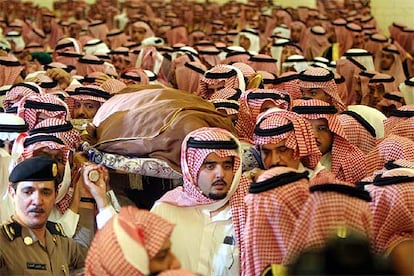 Miembros de la familia real saudí llevan a hombros el cadáver del rey Fahd envuelto en el último atuendo tradicional que vistió.