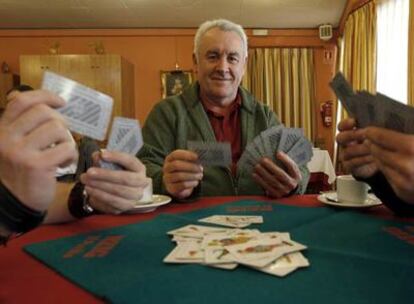 El coordinador federal de IU, Cayo Lara, jugando a las cartas con unos amigos en un bar de Madridejos (Toledo).