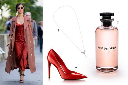 Tendencia sexy: 1.  Salón en piel modelo Eyeline (600 euros) 2. Colgante Essential V que contrasta el oro rosa con el tono plateado (595 euros) 3. Perfume Rose de Vents de la colección Les Parfums (2oo euros). TODO DE LOUIS VUITTON.