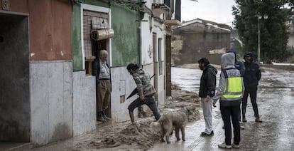 Los vecinos afectados por las lluvias en Ontinyent son desalojados.