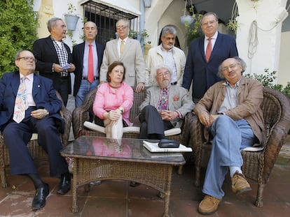 De izquierda a derecha, sentados, Pere Gimferrer, su pareja Cuca de Cominges, José María Álvarez y Antonio Colinas. De pie, Vicente Molina Foix, Luis Alberto de Cuenca, Guillermo Carnero, Jenaro Talens y Jaime Siles, en una reunión de poetas de la conocida como generación de los Novísimos que participaron en Cosmopoética, en Córdoba en 2012.