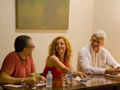 Marta R. Sobrecuevas, Rafael Soler y Juan Luis Bedins en uno de los últimos actos celebrados en Café Malvarrosa.