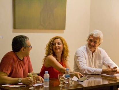 Marta R. Sobrecuevas, Rafael Soler y Juan Luis Bedins en uno de los últimos actos celebrados en Café Malvarrosa.