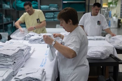 El servicio de lencería del Hospital La Paz, que recoge la ropa que llega de la lavandería externa y selecciona cuál se puede utilizar y cuál hay que devolver. 