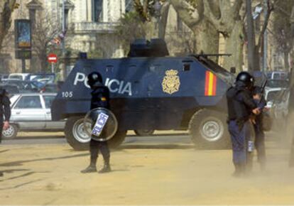 Una dotación policial bloqueó ayer la salida de los tractores de COAG en la Plaza de España de Sevilla.