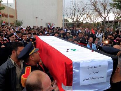 Imagen cedida por el r&eacute;gimen sirio de un funeral de un polic&iacute;a.