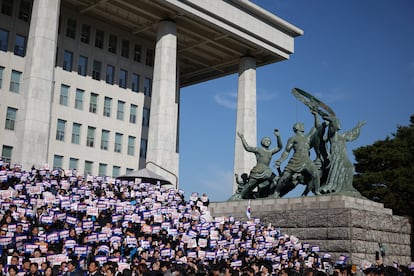 Protesta frente a la Asamblea Nacional de Legisladores y miembros del principal partido opositor de Corea del Sur, este miércoles.