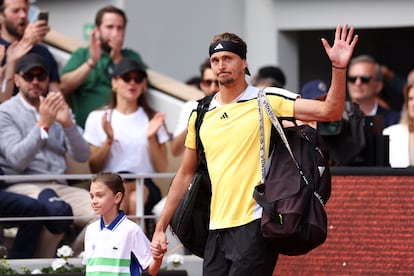 El tenista alemán Alexander Zverev entra en la pista Philippe-Chatrier antes del partido.