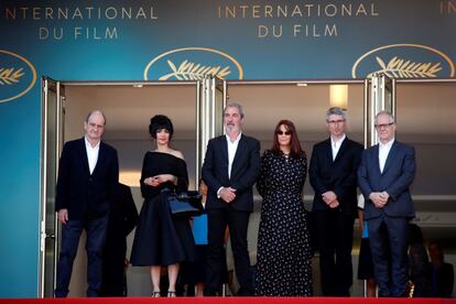 El presidente del Festival de Cannes, Pierre Lescure, la directora de cine iraní Mitra Farahani, y los productores de cine Jean-Paul Battaggia, Nicole Brenez, Fabrice Aragno y Thierry Fremaux posan en la alfombra roja durante la presentación de la película Le Livre d'image.