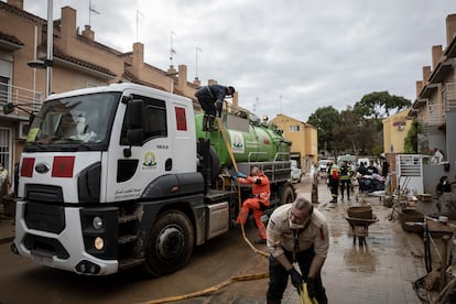 Miembros del cuerpo de protección civil marroquí trabajan, el lunes, en Alfafar (Valencia).