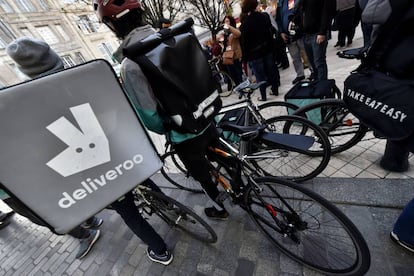 Barcelona no es la única ciudad en la que los repartidores de Deliveroo se han manifiestado. En la imagen, protestas en Burdeos el pasado mes de marzo.