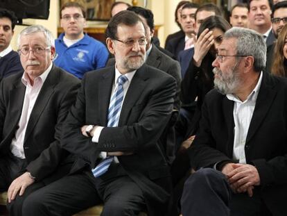 El presidente del Gobierno, Mariano Rajoy, acompañado de los secretarios generales de CCOO, Ignacio Fernández Toxo, y de UGT, Cándido Méndez y