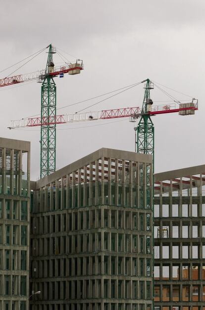 Grúas en un edificio en construcción en Sevilla.