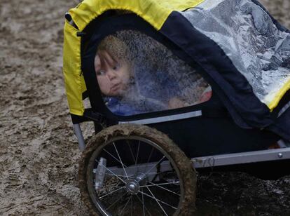 Harry, un niño de 2 años, acompaña a su familia por el festival británico de Glastonbury, 27 de junio de 2013.