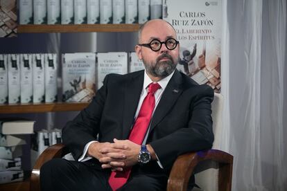 Carlos Ruiz Zafón, en la presentación de su libro 'El laberinto de los espíritus', en Barcelona en 2016. El escritor saltó a la literatura tras su paso por el mundo de la publicidad y el cine, al que luego volvería.