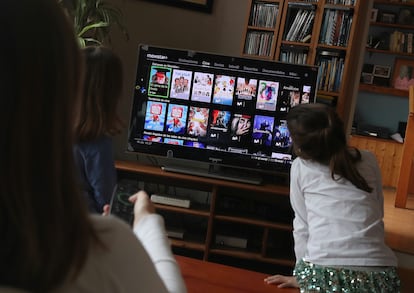 Una familia ve la television de una plataforma de pago.