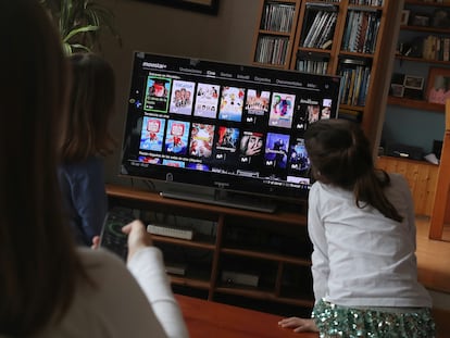 Una familia ve la television de una plataforma de pago.