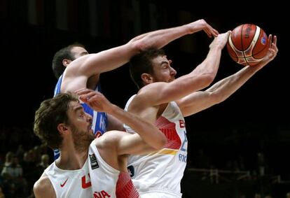 Claver gana un rebote ante Koufos