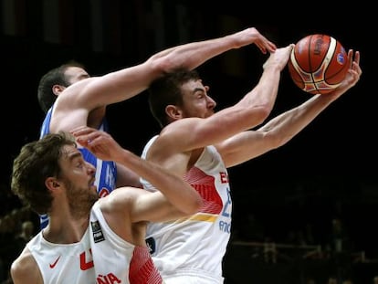 Claver gana un rebote ante Koufos