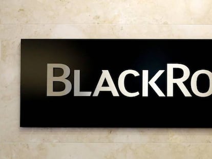 Logotipo de Blackrock en la sede 