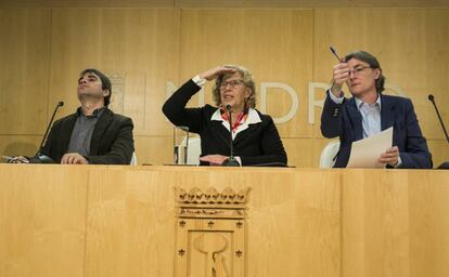 Rueda de prensa de la alcaldesa Manuela Carmena junto a la teniente de alcalde Marta Higueras y el concejal de Hacienda Jorge Garcia Castano.