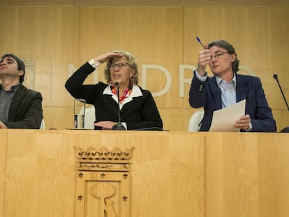 Rueda de prensa de la alcaldesa Manuela Carmena junto a la teniente de alcalde Marta Higueras y el concejal de Hacienda Jorge Garcia Castano.