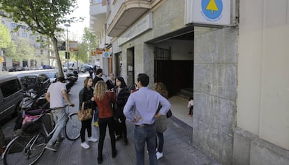 Madres y padres en las puertas del centro