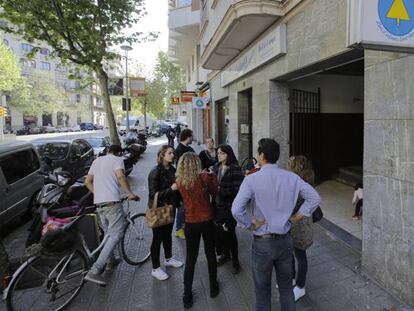 Madres y padres en las puertas del centro