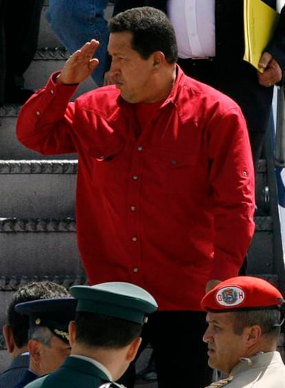 El presidente venezolano Hugo Chávez a su llegada a Bogotá para entrevistarse con su homólogo colombiano y facilitar la liberación de sucuestrados por las FARC.