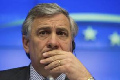 El comisario europeo de Industria, Antonio Tajani, a durante una rueda de prensa en la sede del Consejo Europeo en Bruselas, Bélgica, hoy, en la que  anunció  que la siderúrgica ArcelorMittal se ha comprometido a no llevar a cabo nuevas reestructuraciones en Europa hasta junio.