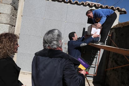 Familiares de Marcela Castelo observan cómo el cofre que contiene los restos de la mujer fusilada en 1936 es introducido en un nicho del cementerio de Cuevas del Valle tras la ser exhumados de una fosa e identificados genéticamente. La hermana de Marcela, superviviente de la masacre que acabó con cinco miembros de su familia, huyó a Vitoria tras el crimen. Ninguno de los descendientes de Marcela vive ya en el pueblo. 