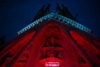 La Sagrada Família il·luminada amb motiu de la celebració de Setmana Santa.