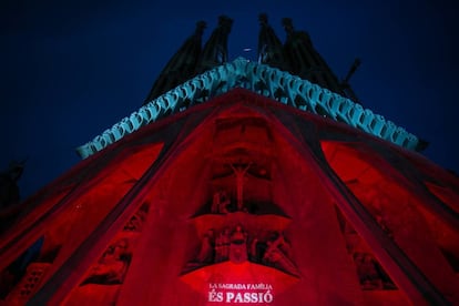 La Sagrada Fam&iacute;lia il&middot;luminada amb motiu de la celebraci&oacute; de Setmana Santa.