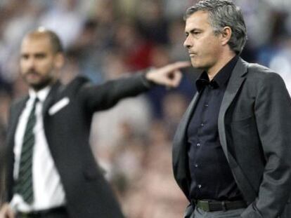 Mourinho y Guardiola, durante un clásico en el Bernabéu