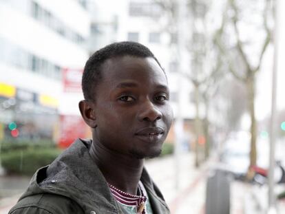 Alhagie Yerro Gai, llegó de Gambia en patera en 2009 y ahora trabaja en un restaurante madrileño.