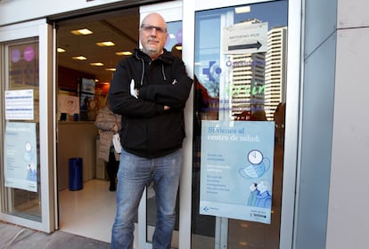 Rafael Garzón, administrativo en el centro de salud de Rekalde, en Bilbao.