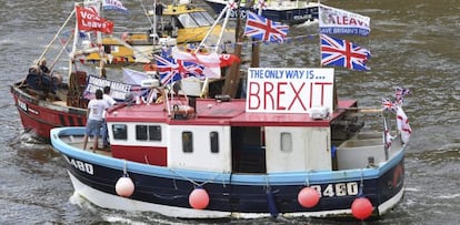 Una flotilla de barcos de pesca, organizada por el l&iacute;der de UKIP, Nigel Farage, navega por el T&aacute;mesis, en Londres (Reino Unido). Farage contin&uacute;a con la campa&ntilde;a a favor de la salida del pa&iacute;s de la Uni&oacute;n Europea. EFE